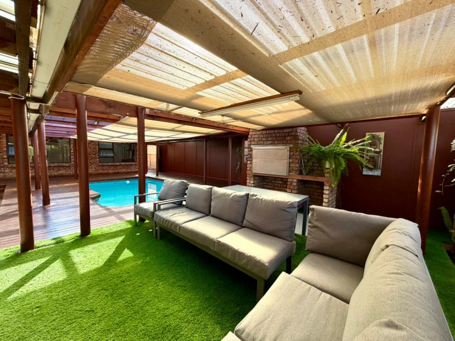4 Bedroom Property for Sale in Herolds Bay Western Cape